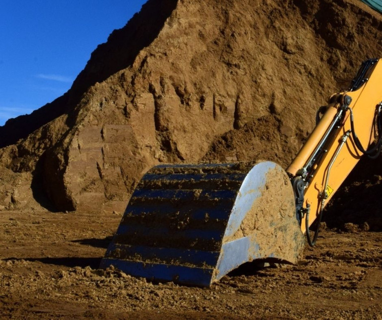 Gebrauchter Bagger über Leasing finanziert auf einer Baustelle